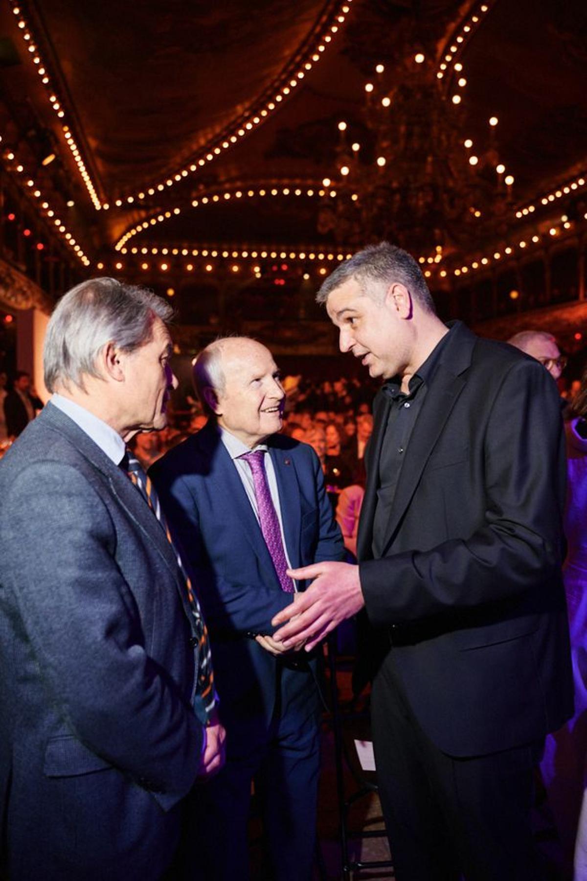 Los presidentes Artur Mas y José Montilla conversan con el director general del Gremi, Roger Pallarols