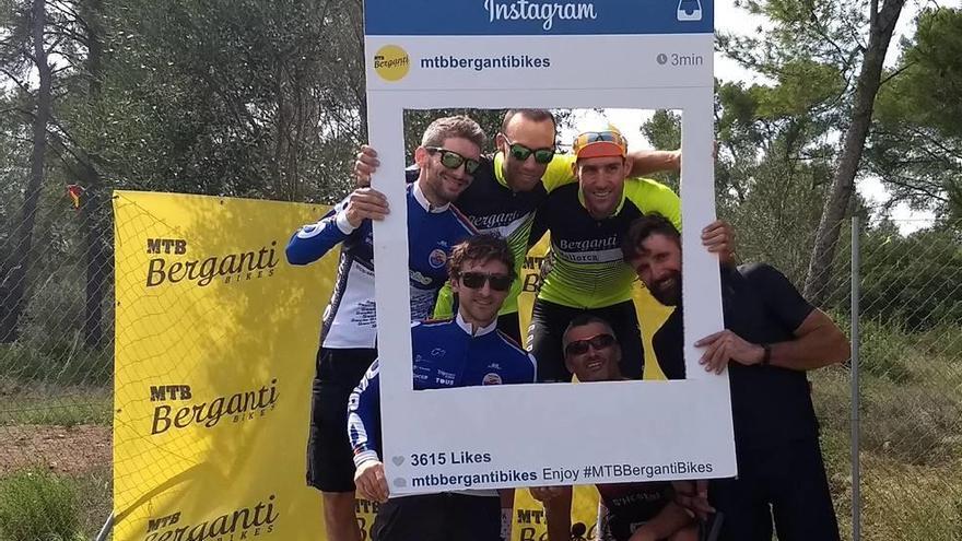 Los tres equipos del podio protagonizaron esta divertida imagen ayer en Lloret de Vistalegre.