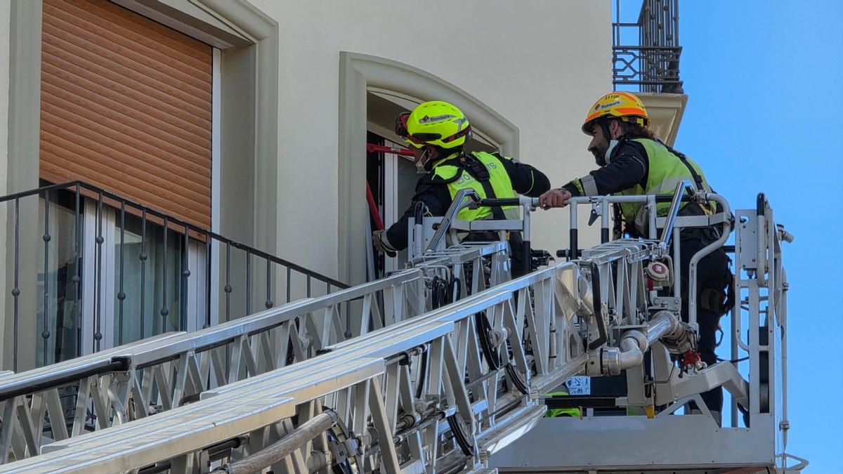 Los bomberos han accedido en el piso por una ventana