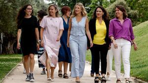 Yolanda Díaz en un acto junto a distintas candidatas de Sumar.