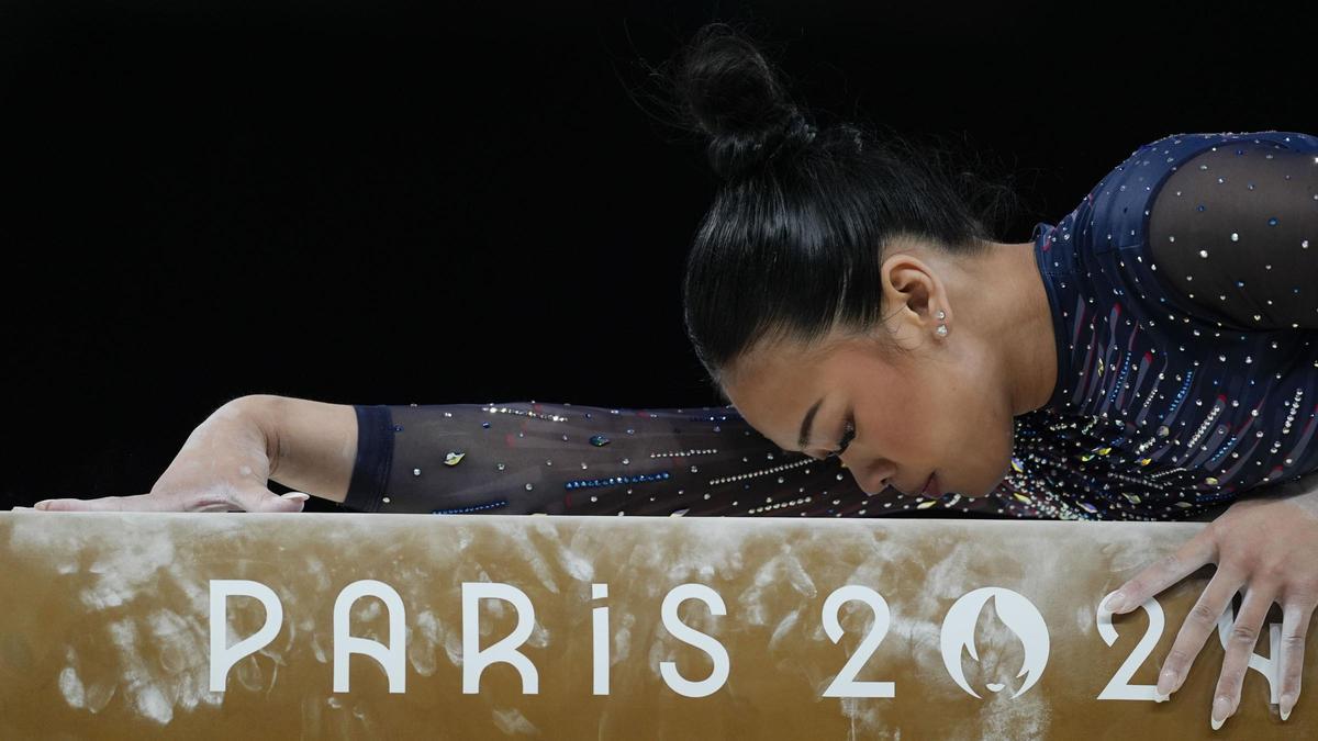 La estadounidense Suni Lee sobre la barra durante una sesión de entrenamiento en el Bercy Arena durante los Juegos Olímpicos de Paris 2024