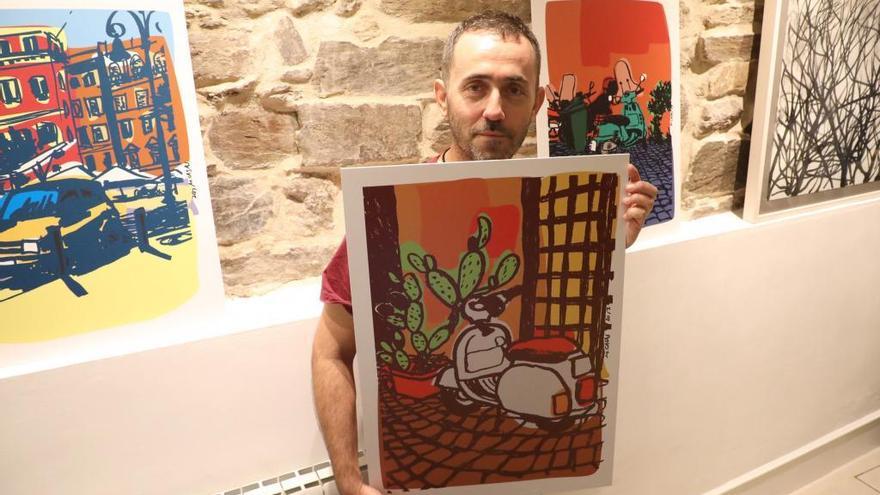El dibujante y profesor del IES García Barros de A Estrada, Mariano Casa, en su reciente exposición en Santiago.// Xoán Álvarez