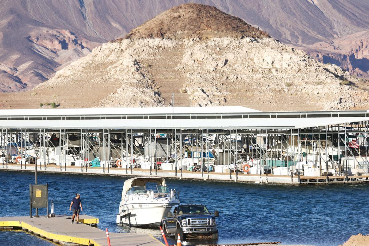 El área de recreo del lago Mead, con botes en el agua, junto a una zona de depósitos minerales