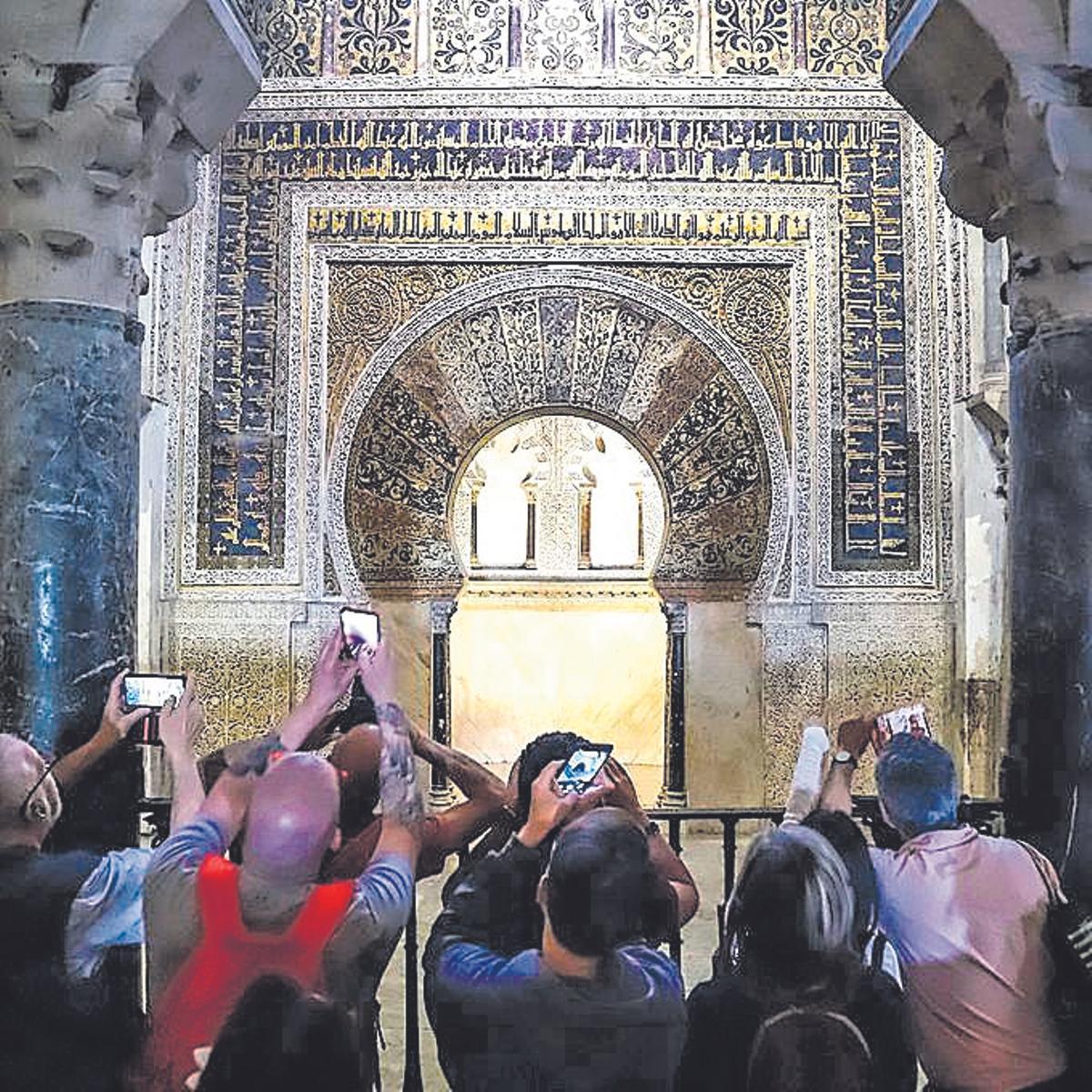 Un grupo de turistas fotografía el Mihrab de la Mezquita-Catedral de Córdoba.