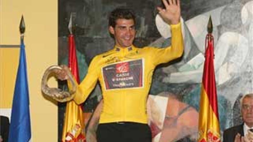 Óscar Pereiro recibe el jersey amarillo de vencedor del Tour 2006