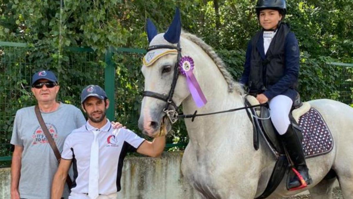 La toresana y su caballo, con sus preparadores. |