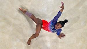Simone Biles tanca els Jocs amb tres ors i una plata