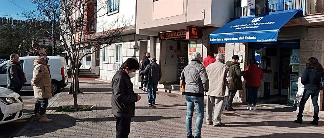 Hay colas para la suerte en Cangas, pero también para comprar tabaco. Son más largas que las de tiendas de chuches para niños. La pandemia no nos quita de fumar ni tampoco de soñar.