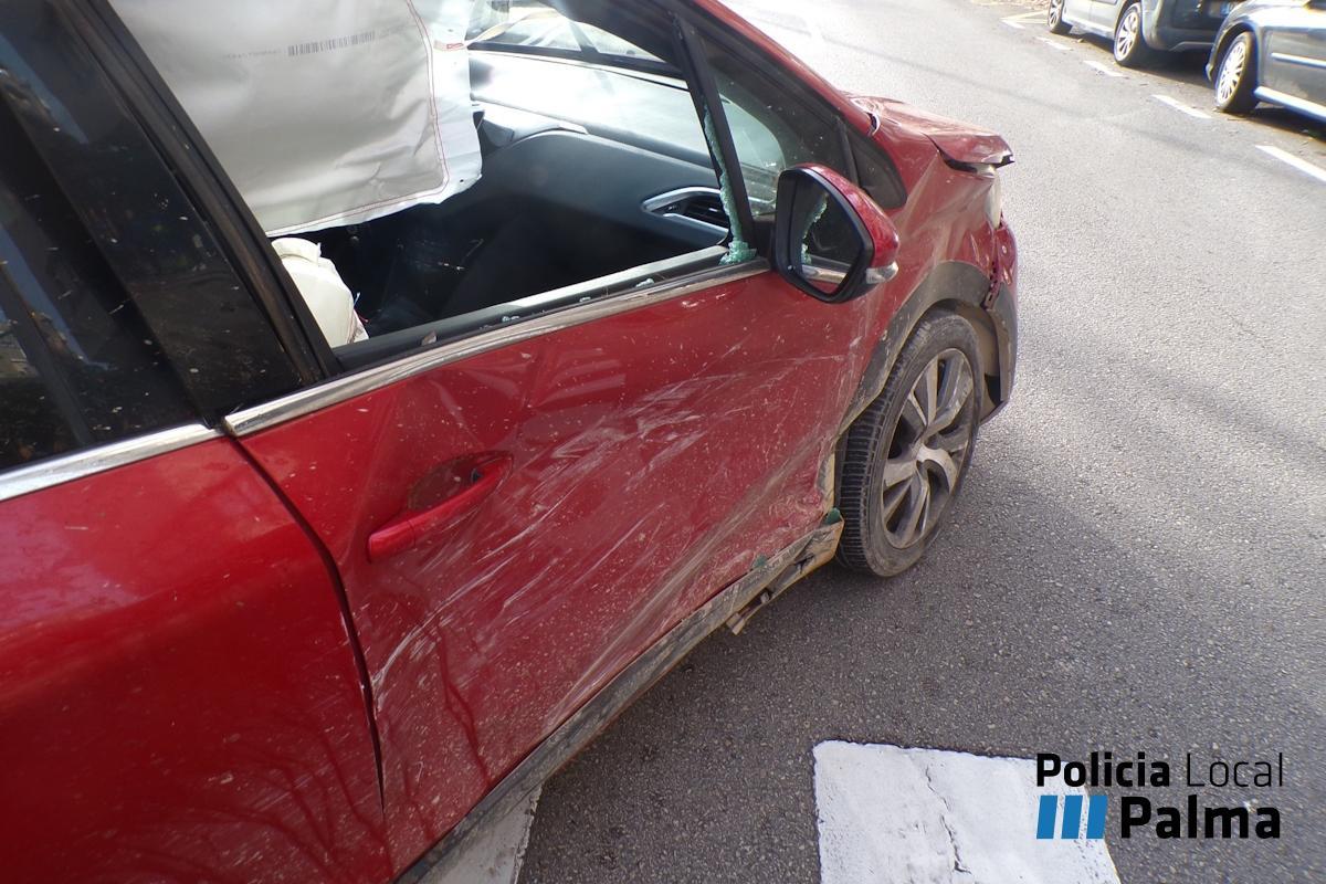 Daños en uno de los coches implicados en el accidente.