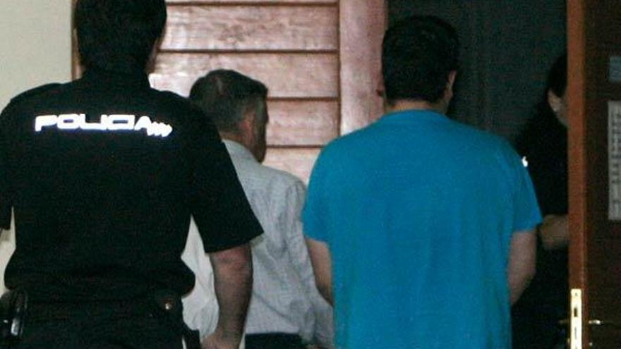 El electricista Manuel Fernández Castiñeiras (c), detenido como presunto autor material del robo del Códice Calixtino en la catedral de Santiago de Compostela, recuperado en el garaje de su casa, y su hijo (d), también arrestado, entran en los juzgados compostelanos