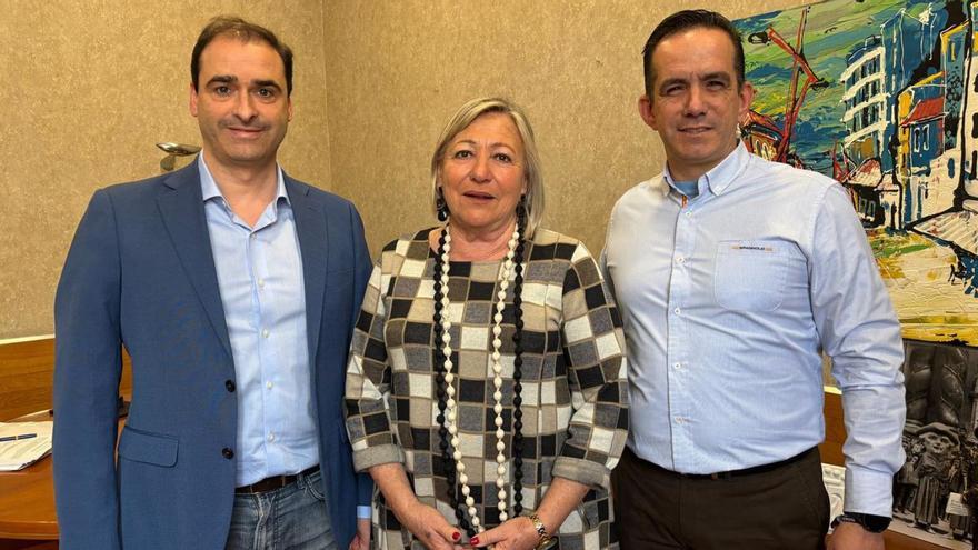 Foto de archivo de las cabezas visibles del tripartito en Vinaròs. De izquierda a derecha, el vicealcalde Juan Amat (Partido Popular), la alcaldesa, María Dolores Miralles (PVI); y Josué Brito, portavoz de Vox. | FLORES