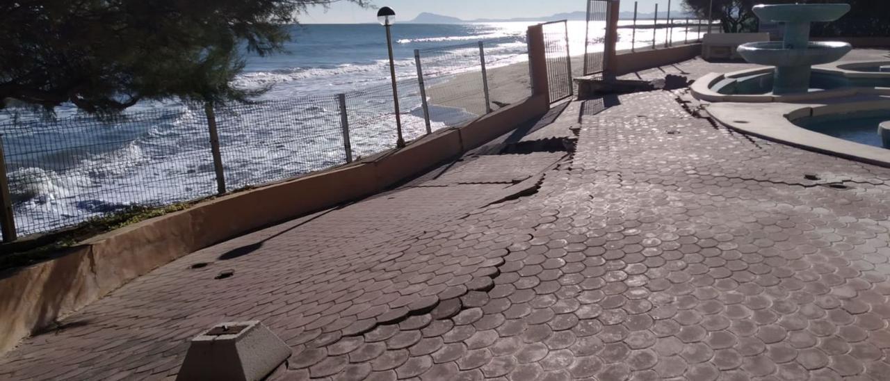 El daño provocado por el hundimiento del muro del patio del edificio Camino Real de la playa de Tavernes. | LEVANTE-EMV