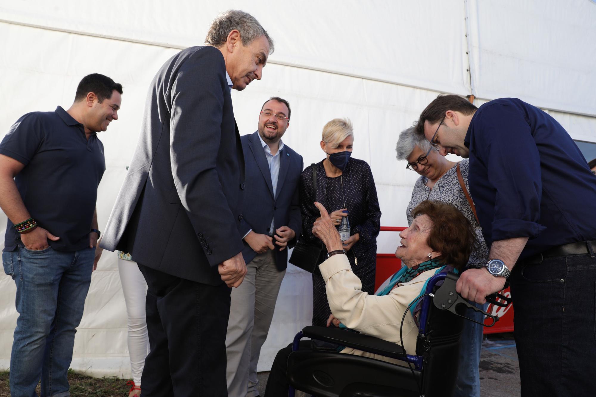 EN IMÁGENES: Adrián Barbón y José Luis Rodríguez Zapatero, en la presentación de un libro en la Semana Negra