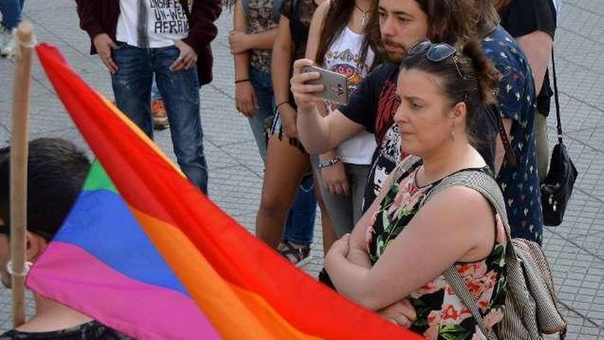 Vanessa Angustia, con el Orgullo Gay  |  La candidata de En Marea al Senado, la pontevedresa Vanessa Angustia, se sumó ayer a una manifestación LGBT por el Orgullo Gay celebrada por la tarde en la ciudad.