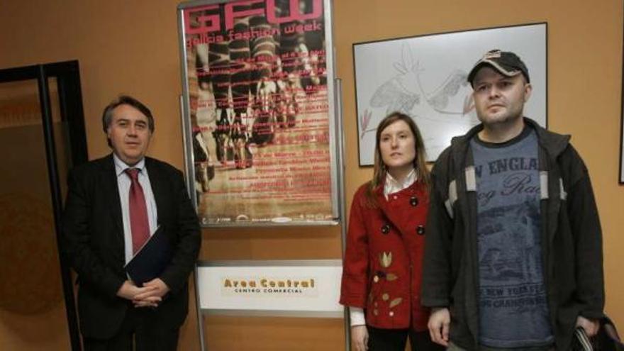 Jose Matteos (dcha.), con Juan Carlos Losada, de Área Central, y Lucía Castro, responsable de comercio del Concello de Santiago, durante la presentación de la pasarela gallega. // Xoán Álvarez