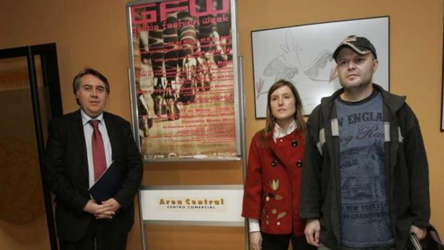 Jose Matteos (dcha.), con Juan Carlos Losada, de Área Central, y Lucía Castro, responsable de comercio del Concello de Santiago, durante la presentación de la pasarela gallega.  // Xoán Álvarez