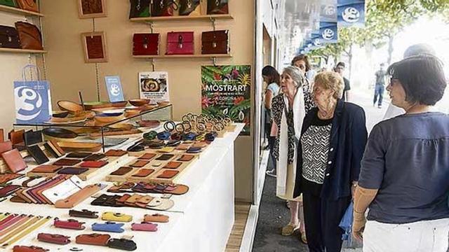 Visitantes en Mostrart, a feira de artesanía máis importante de Galicia.  // Víctor Echave