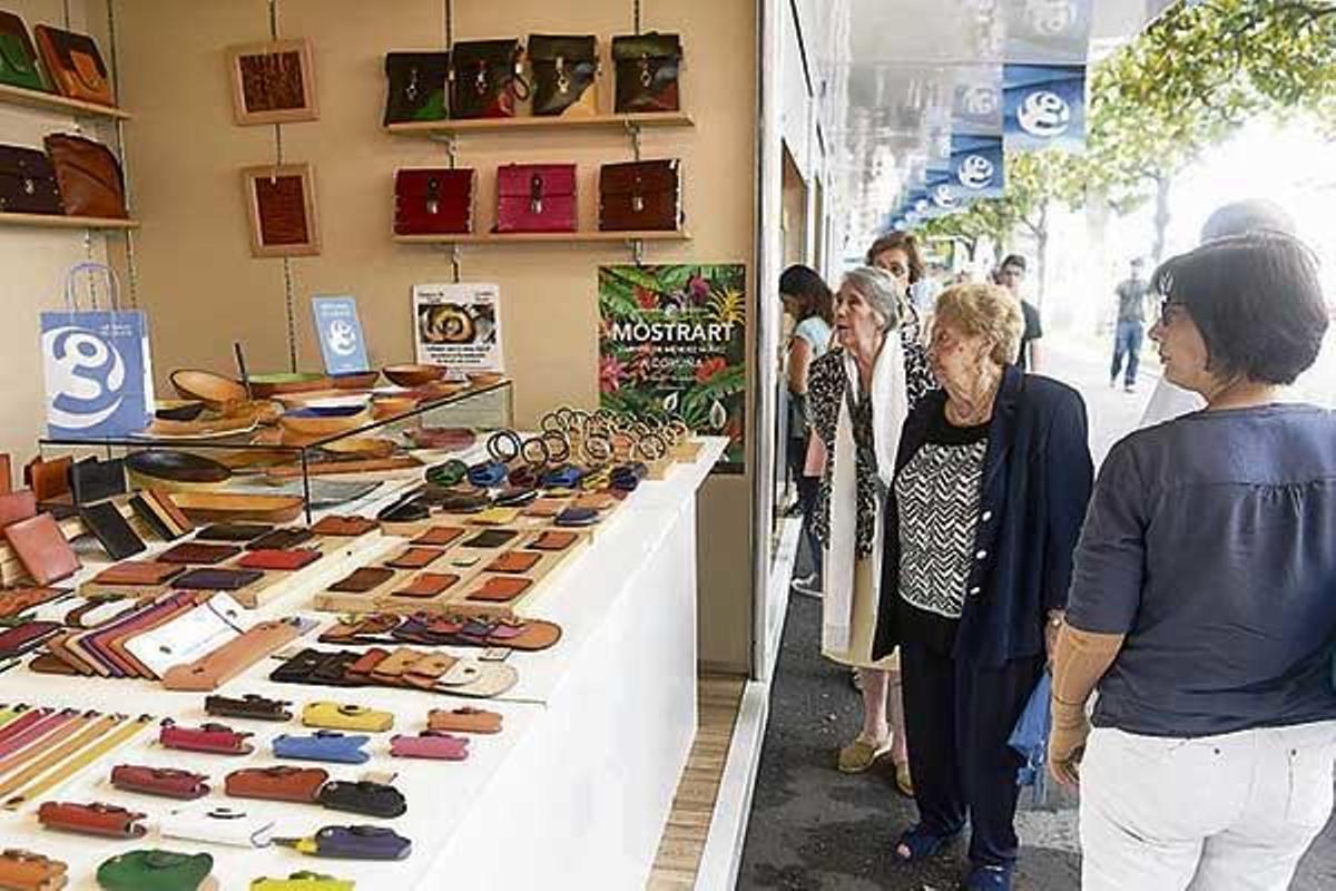 Visitantes en Mostrart, a feira de artesanía máis importante de Galicia. // Víctor Echave