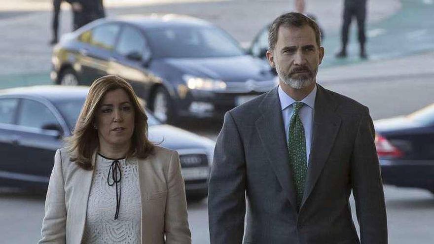 El Rey, con Susana Díaz, este viernes en Sevilla. // Efe