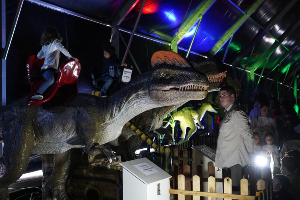 La exposición itinerante 'Dinosaurs Tour', la considerada como mayor muestra de estos animales animatrónicos a escala real se encuentra en una carpa junto al Palacio de Congresos hasta el domingo 16