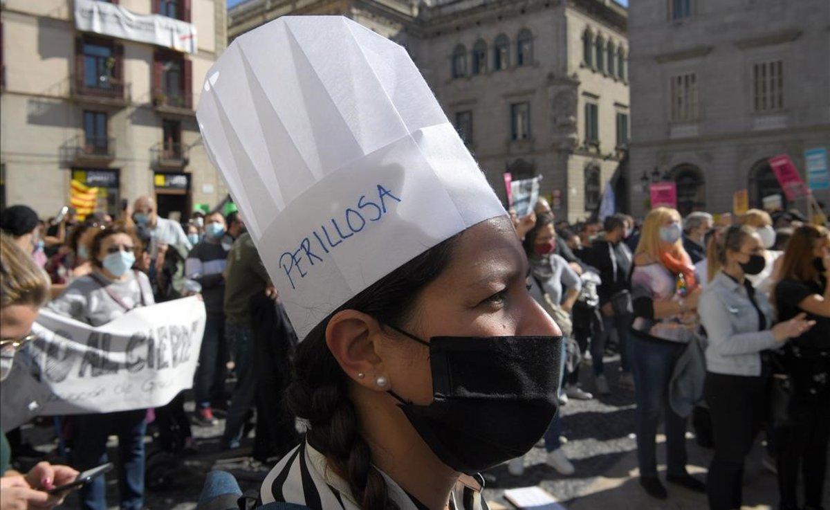 Manifestantes contra la orden de la Generalitat que cierra bares y restaurantes durante 15 días en Catalunya.