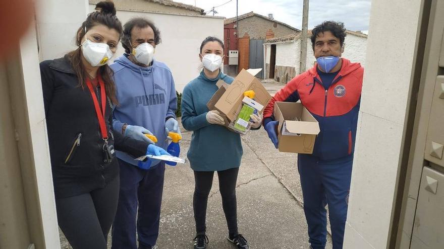 El alcalde de El Perdigón, Tardobispo y San Marcial, Ángel Calleja, con los Concejales del equipo de Gobierno Graciano Vicente, María Mercedes Vicente y Rosa María Roncero distribuyendo mascarillas y gel hidroalcohólico.