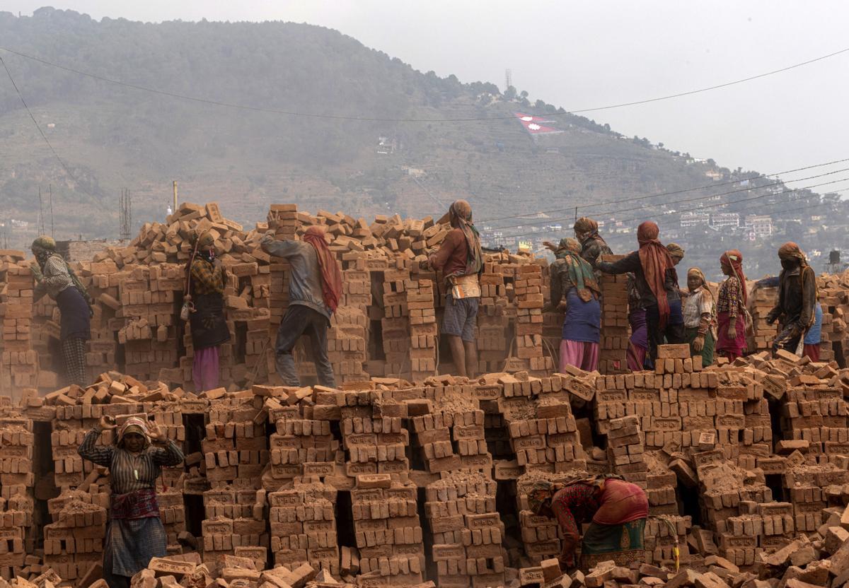 Un día en una fábrica de ladrillos en Nepal