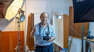 Joaquín, el último fotógrafo de la Gran Vía madrileña: "Cuando San Pedro necesite fotos, subiré al cielo con mi cámara"