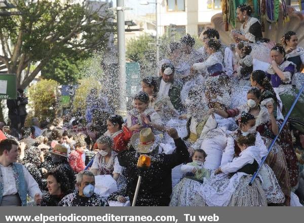 GALERÍA DE FOTOS - El Coso Multicolor inunda de confeti Castellón