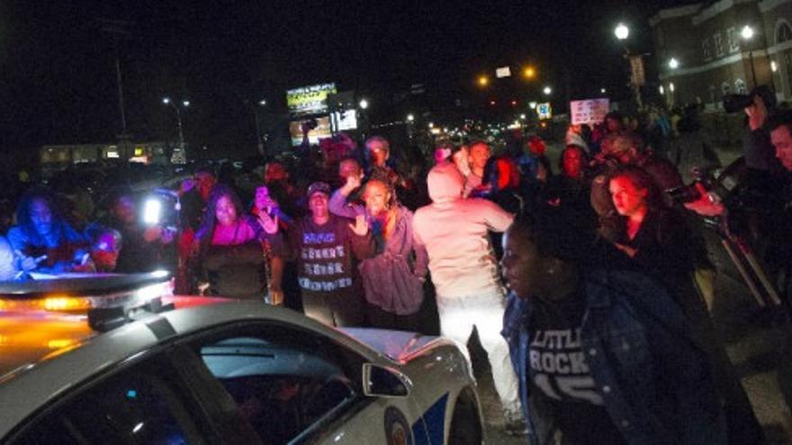 Tiroteo en las calles de Ferguson tras la dimisión del jefe de policía y dos altos cargos