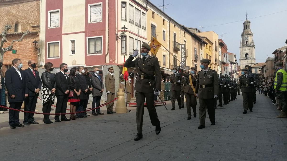 Autoridades observan el desfile de los militares del Regimiento de Especialidades de Ingenieros de Salamanca por la Plaza Mayor. | M. J. C.