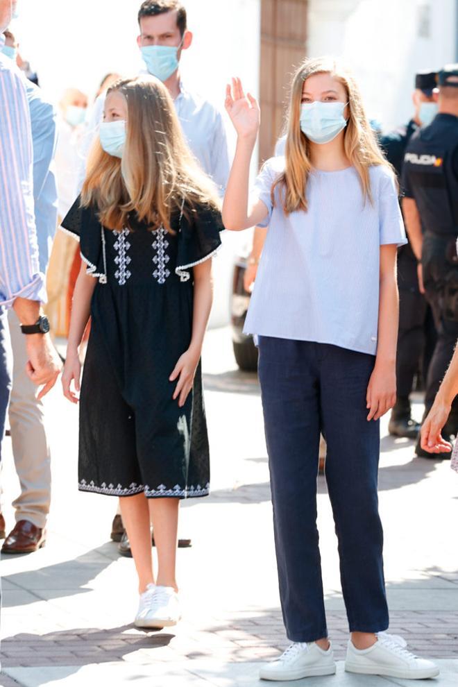 Los looks de la princesa Leonor y la infanta Sofía en su despedida de Mérida