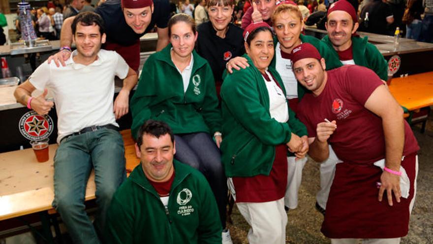 Un grupo de trabajadores durante la pasada edición de la Festa do Marisco de O Grove. // Muñiz