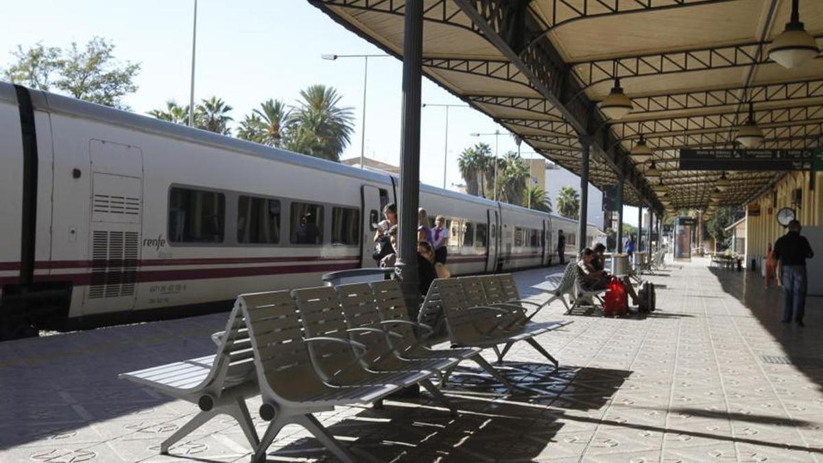 Un andén de la estación del Carmen, en Murcia.