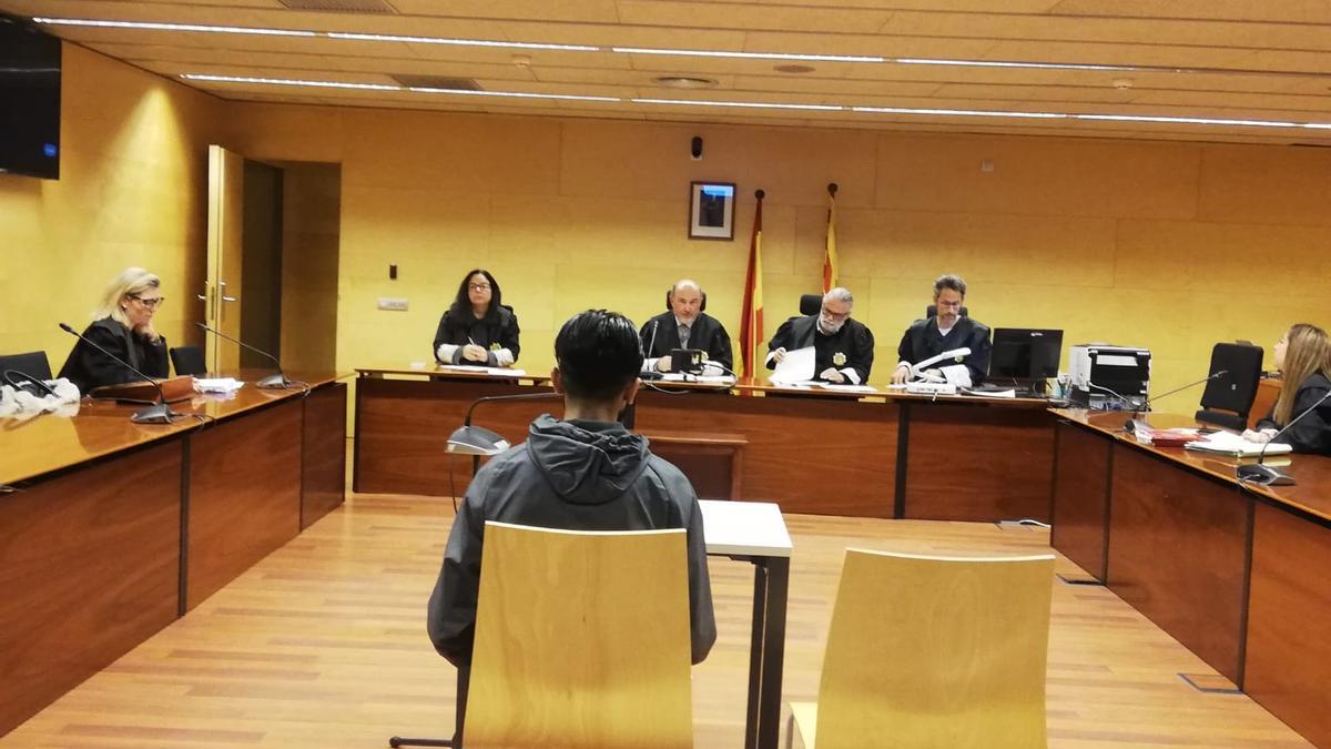 L'acusat, d'esquenes, ha admès davant el tribunal haver intentat violar la menor.