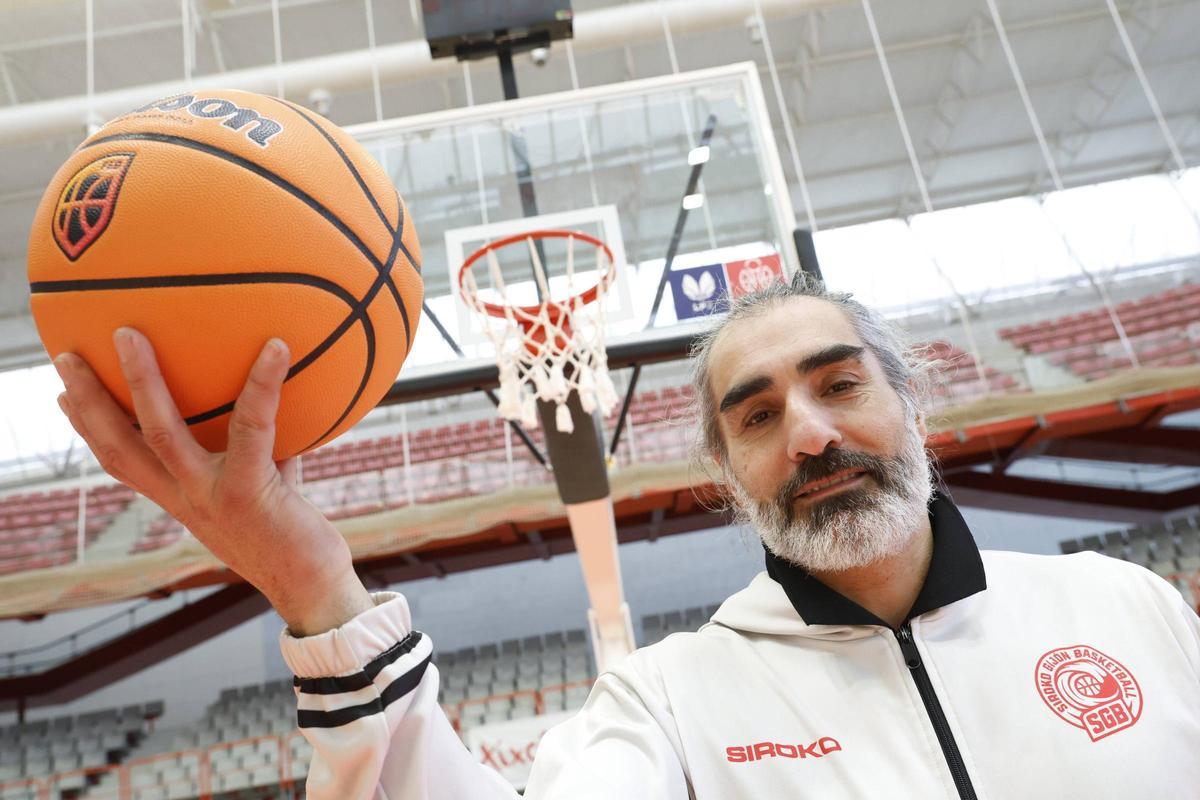 Emilio Mauro, antes de un entrenamiento del Siroko en el Palacio de los Deportes de La Guía.