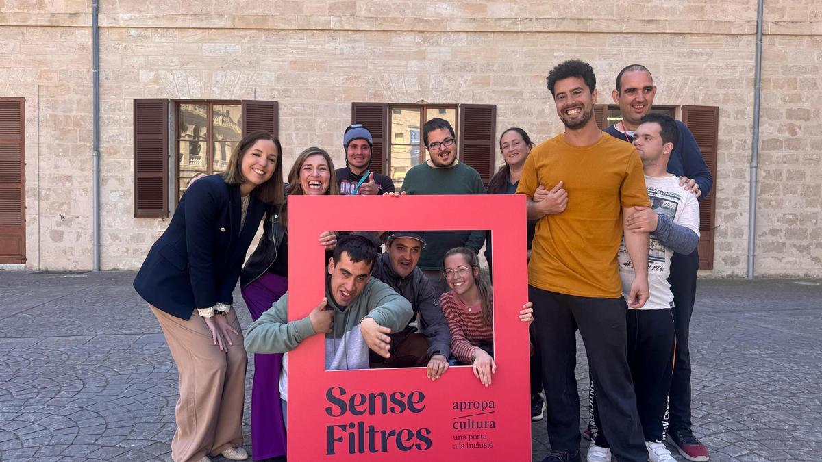 Antònia Roca con miembros de Apropa Cultura.