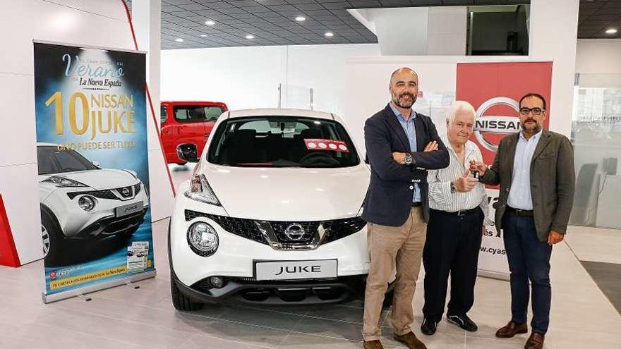 Ángel Escandón Rodríguez, en el centro de la imagen, junto a Francisco Costales, director de Desarrollo de LA NUEVA ESPAÑA, a la izquierda, y Javier Zarzuelo, jefe de ventas de Nissan Empresas.