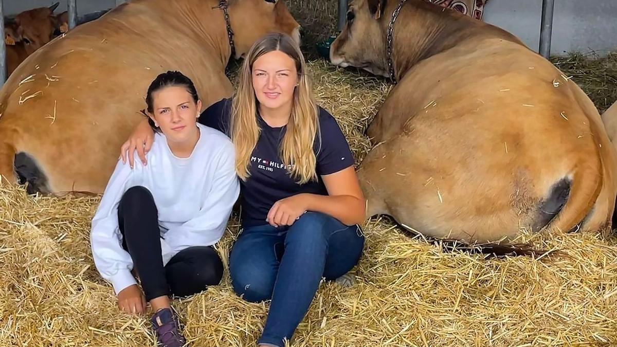 Belén y Albina Pedraza, en Tineo, con sus animales.