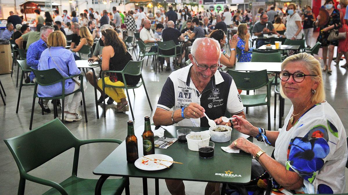 Miles de personas acuden a la cita con Alicante Gastronómica durante una jornada marcada por concursos, presentaciones, demostraciones culinarias y una afluencia masiva. | MATÍAS SEGARRA