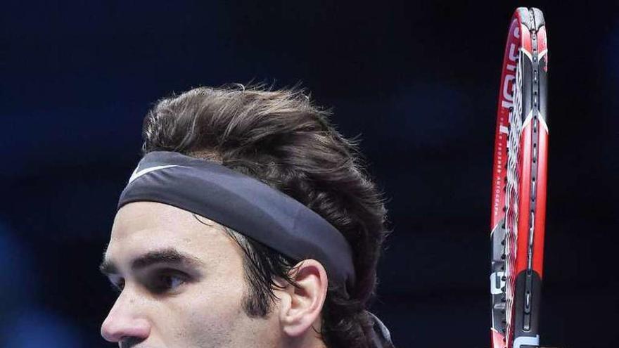 Federer ejecuta un golpe de revés en un torneo en Londres. // Efe