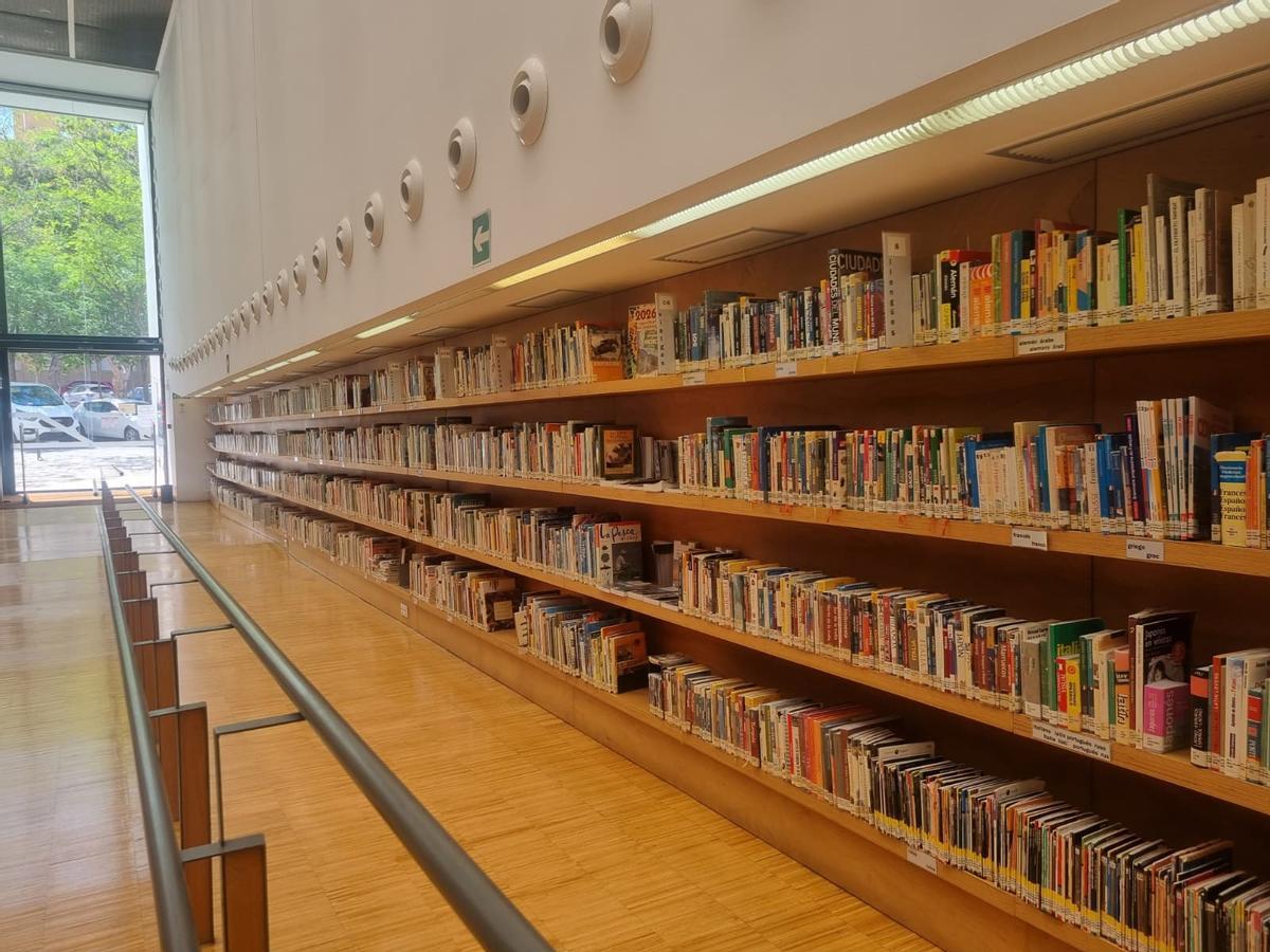 Estanterías con libros en la biblioteca de San Vicente