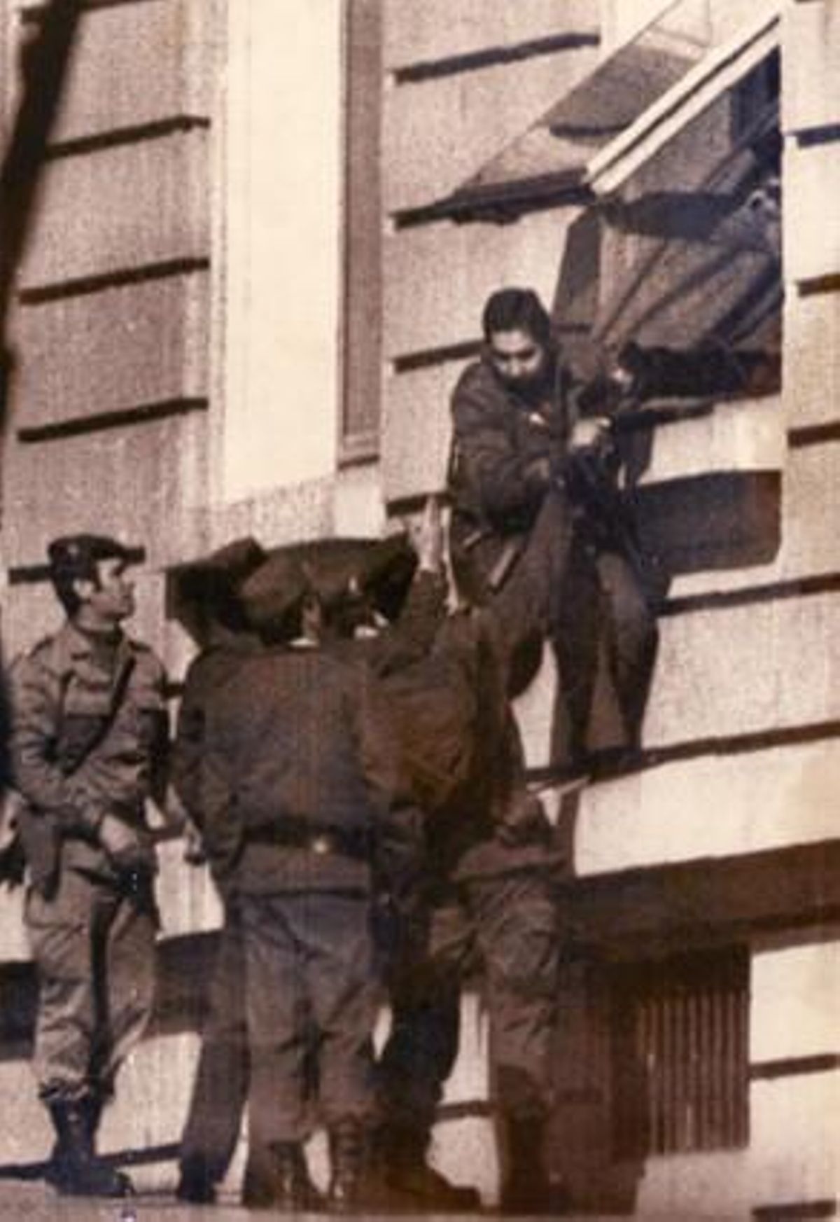 Una imatge de la rendició d’un dels colpistes.