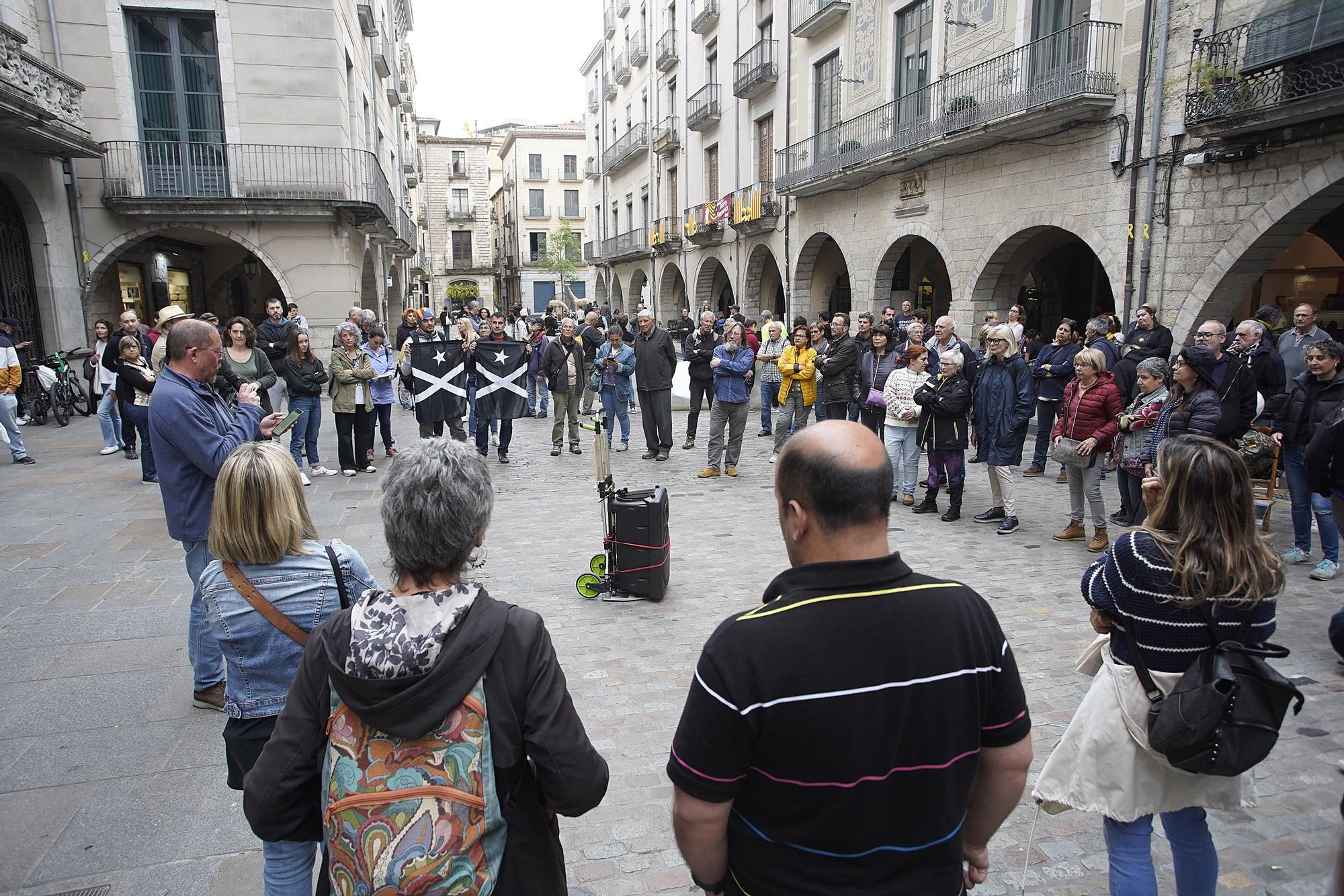 Cremen un ninot del rei a Girona