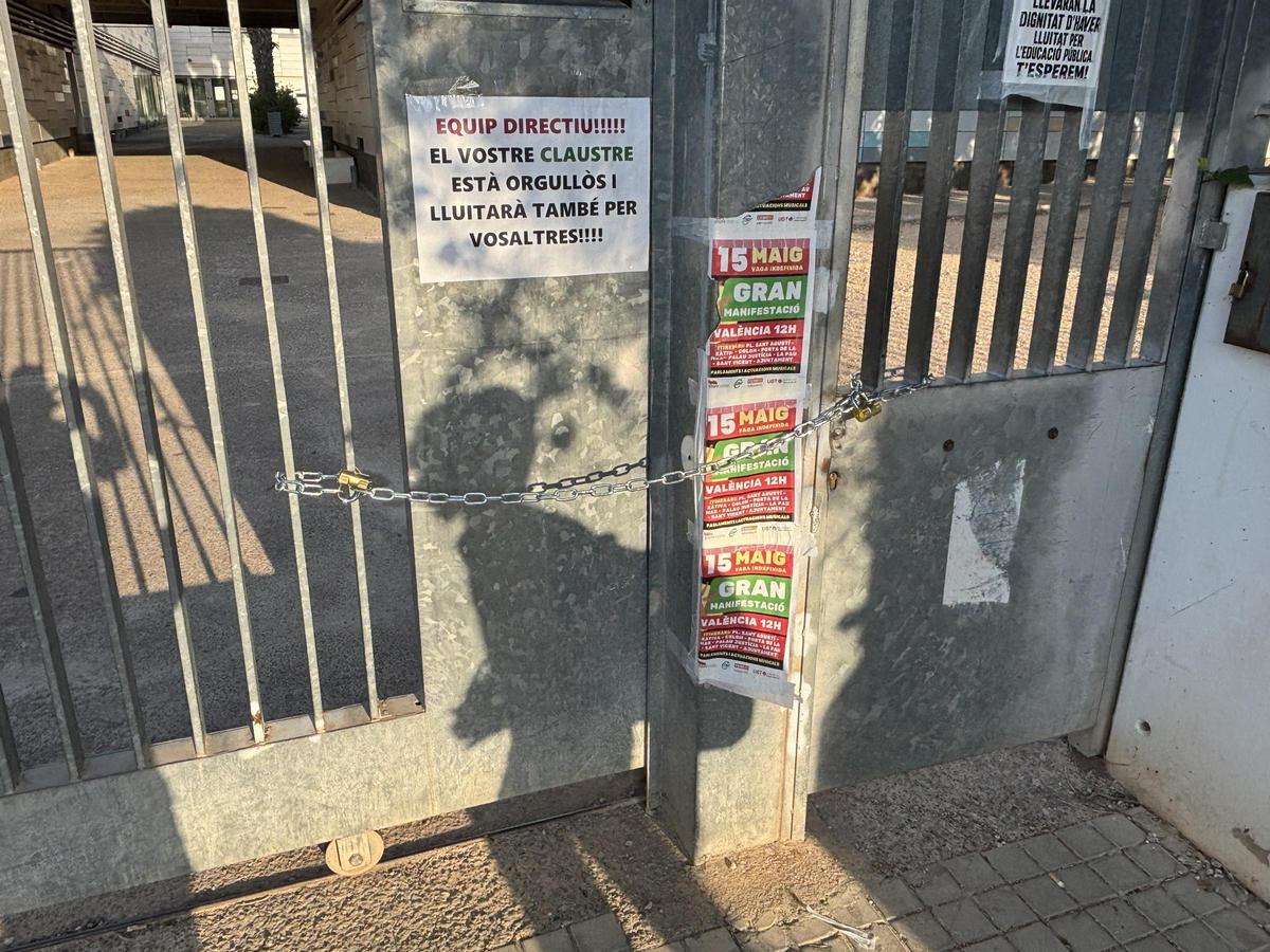 Alumnos y profesores se han encontrado la puerta bloqueada con una cadena.