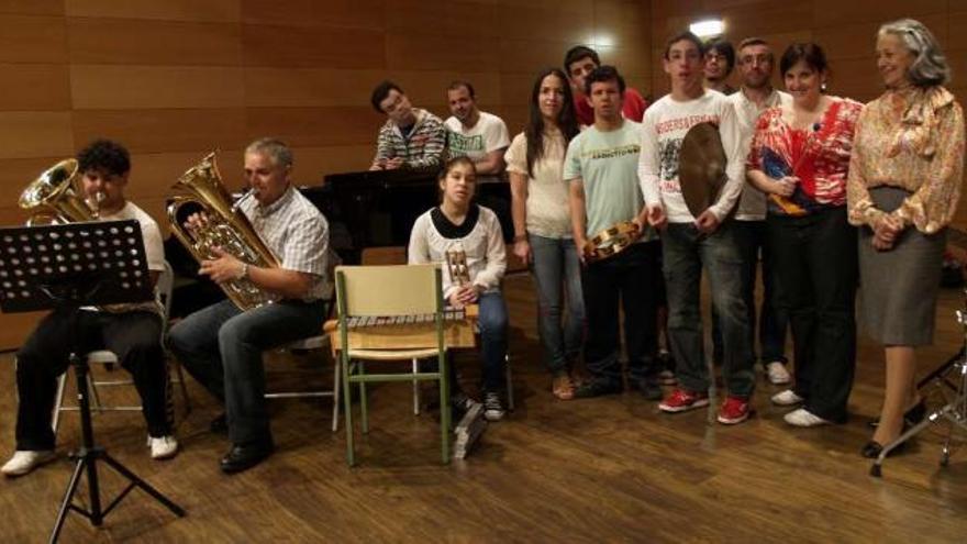 Alumnos y profesores del taller de musicología desarrollado este año en el conservatorio. / sergio penas