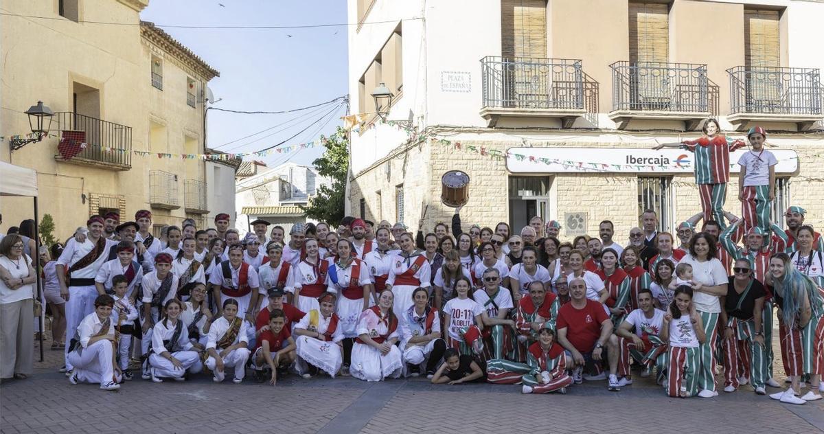 Los Danzantes de Novillas junto a otros grupos invitados en la XXV Feria de Folclore Tradicional. | SERVICIO ESPECIAL