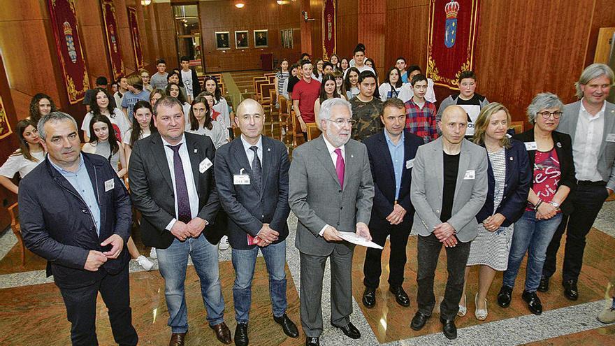 César Villabrille, alcalde de Taramundi; César Álvarez, alcalde de Vegadeo; Luis Felipe Fernández, coordinador del Foro; Miguel Santalices, presidente del Parlamento gallego; José Antonio González Braña, alcalde de Villanueva de Oscos; Javier Santos, director del instituto veigueño; Goretti Quintana, alcaldesa de San Tirso de Abres; Teresa Dorado, teniente de alcalde de Castropol, y Marcos Niño, regidor de Santa Eulalia de Oscos, ayer en la institución gallega, con los alumnos detrás.