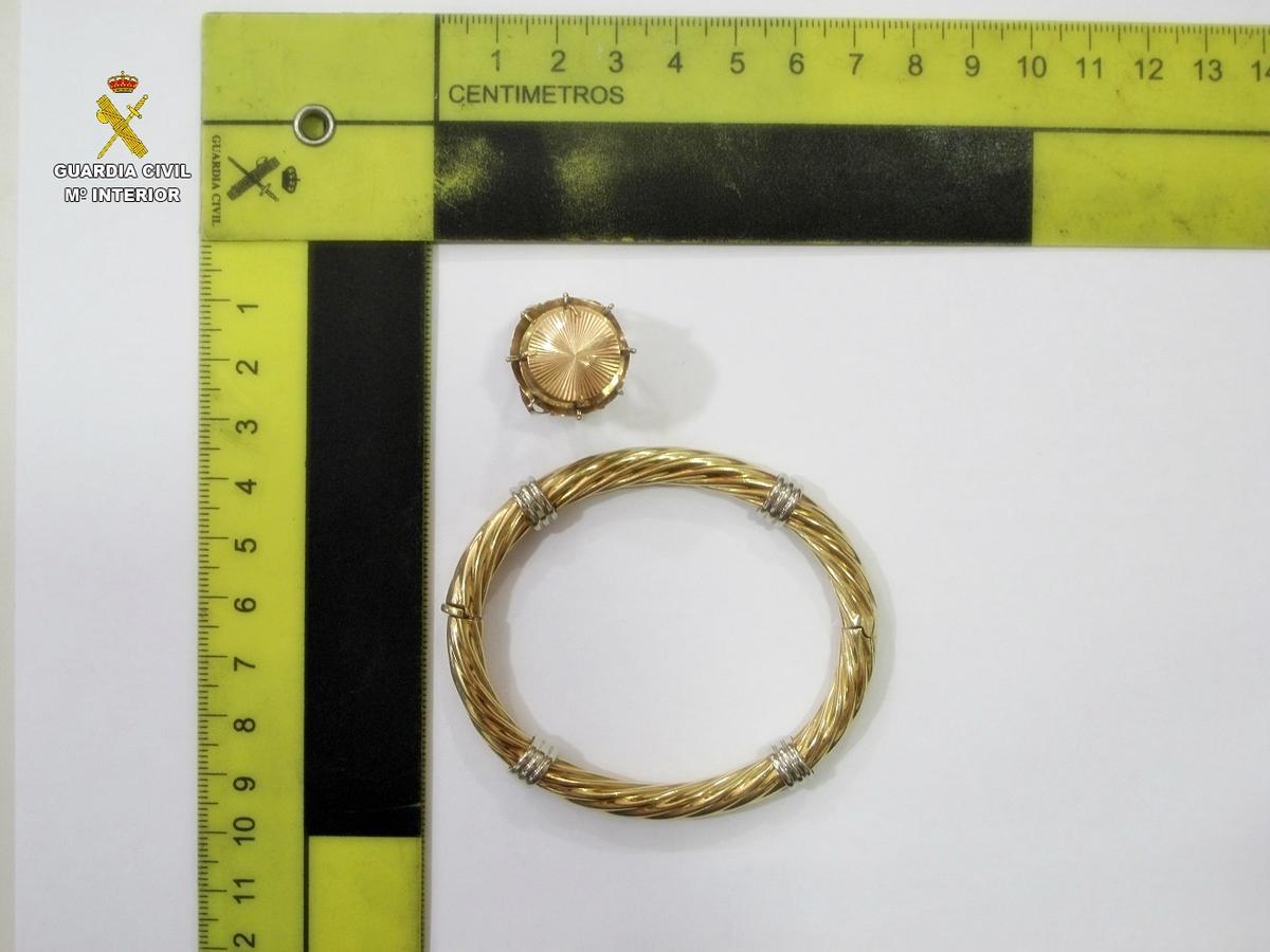 Dos de las joyas recuperadas en establecimientos de compra-venta de oro de Zafra (Badajoz).