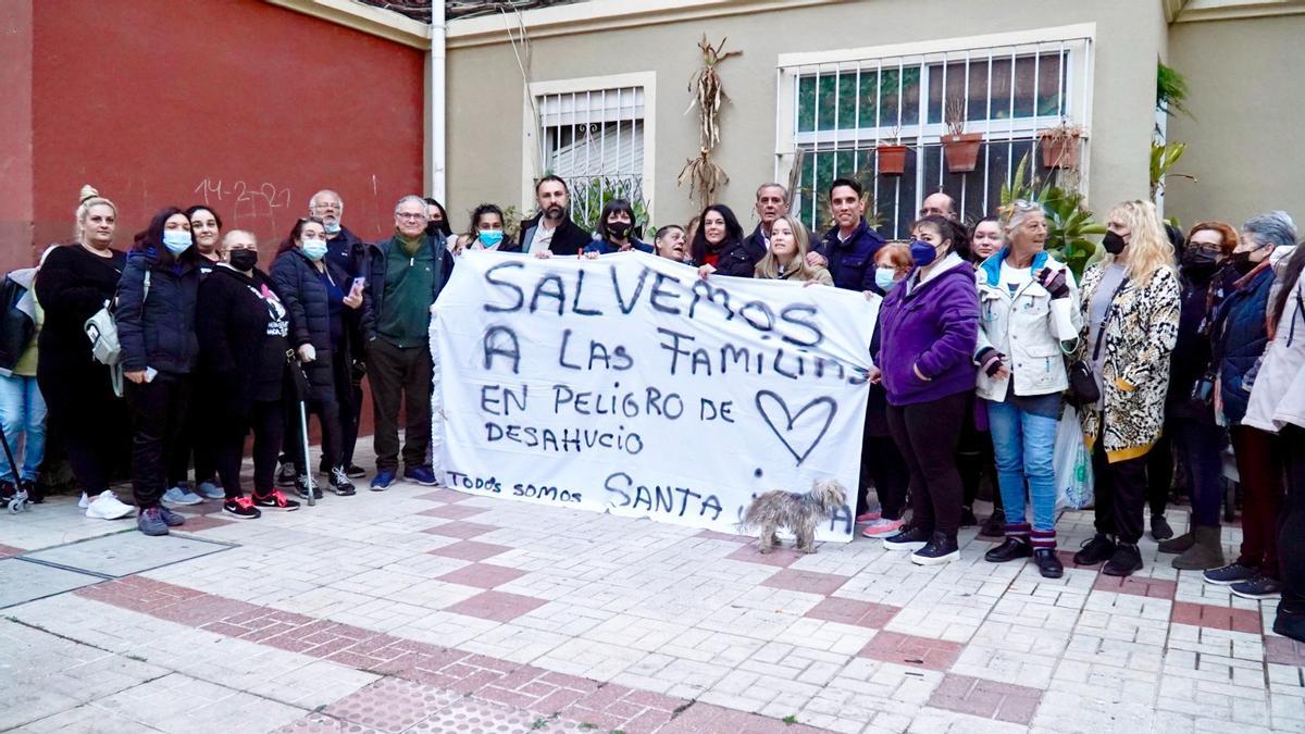 Vecinos de Santa Julia reunidos con miembros del PSOE y la asociación Abanico Solidario.